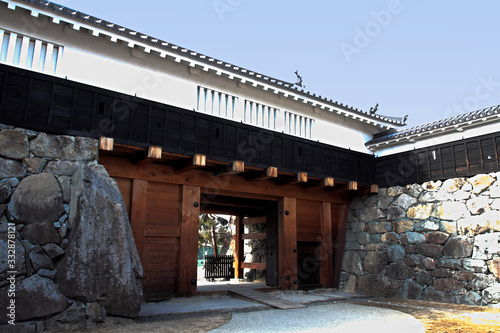 春の松本城の太鼓門の風景