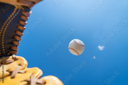 Obraz na płótnie baseball ball in blue sky