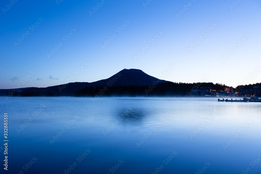 日本・北海道の国立公園、阿寒湖の夜明け