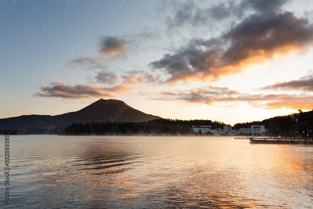 日本・北海道の国立公園、阿寒湖の夜明け