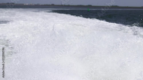 Aufspritzendes Wasser hinter einem Schnellboot, Fähre auf dem Meer. 
