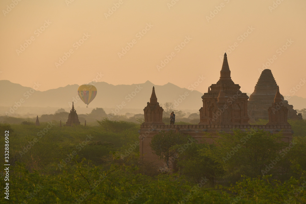 Obraz premium The plain of Bagan on during sunrise, Mandalay, Myanmar