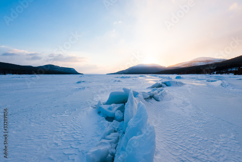 Fotografi Ice pressure ridge of Kandalaksha bay at sunset