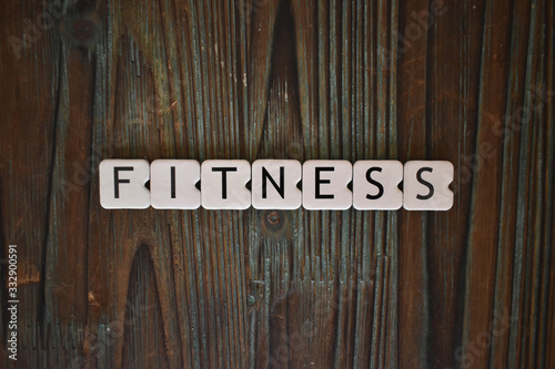 Letras formando la palabra fitness, deporte