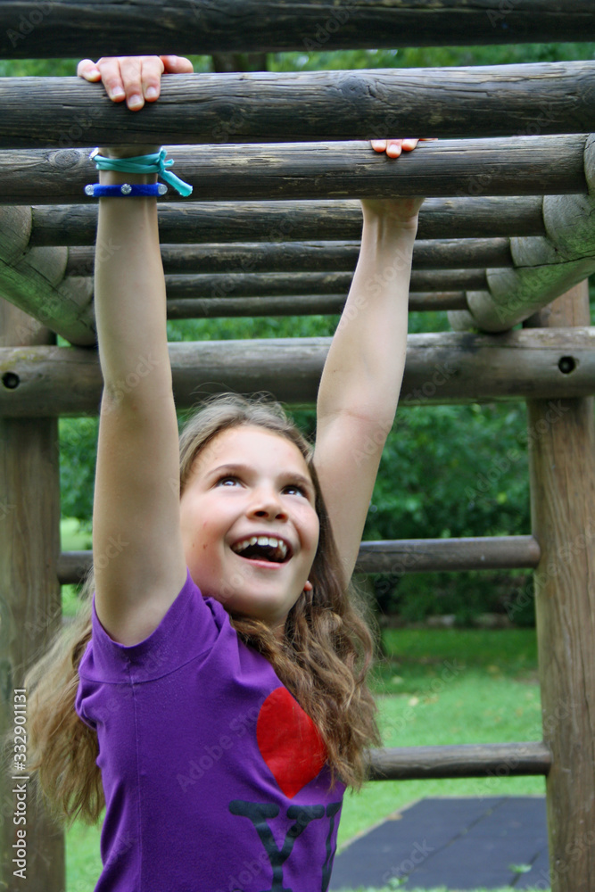 Obraz premium BAMBINA FACENDO ESERCIZI ALL'APERTO