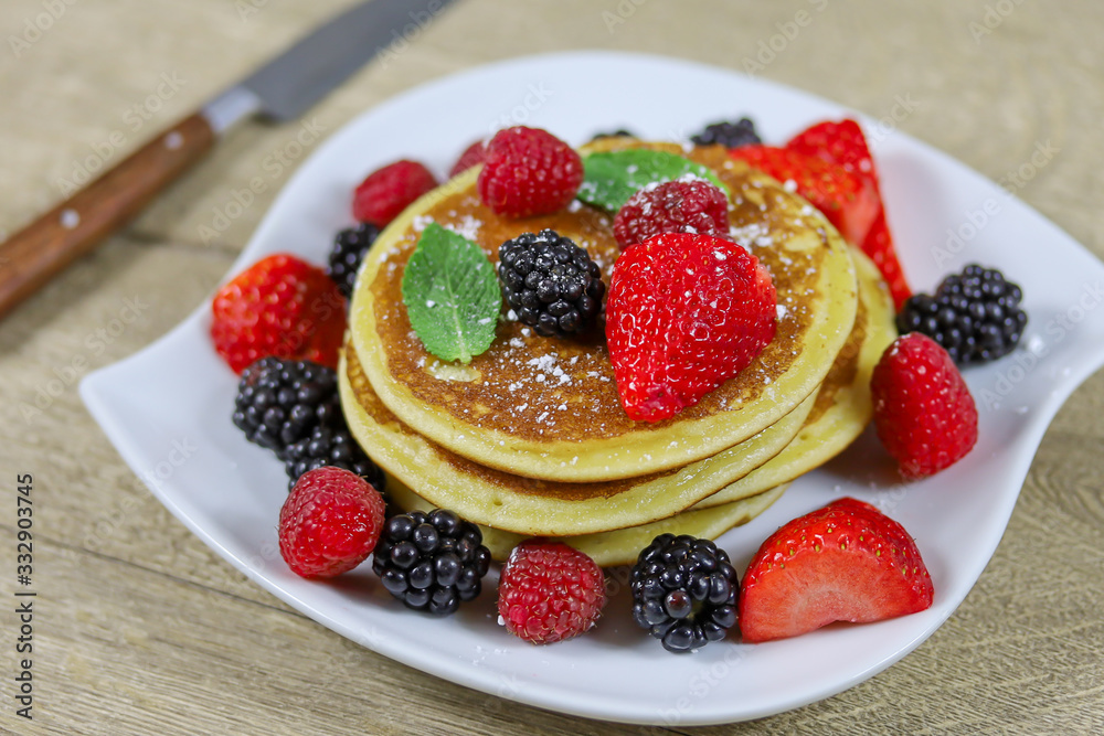 pancakes aux fruits rouges dans une assiette pancakes aux fruits rouges dans une assiette
