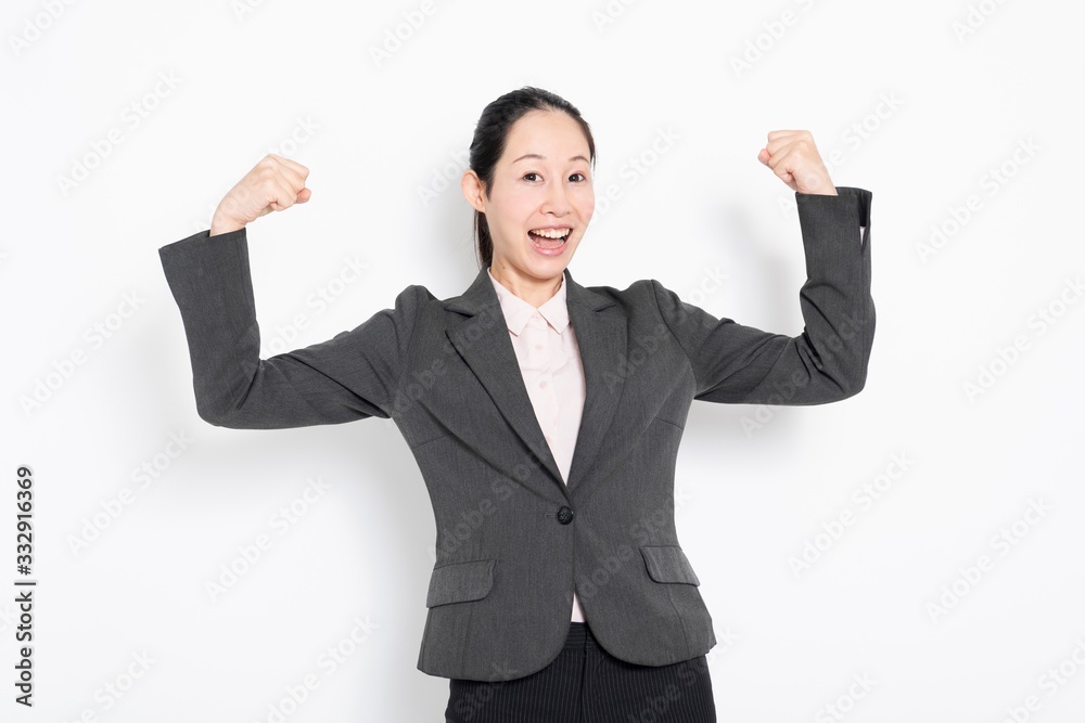 ガッツポーズをする女性 ガッツポーズをする女性