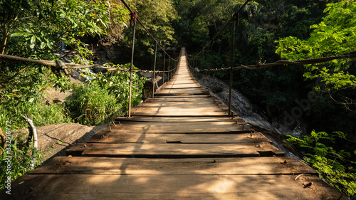 Stary  linowy most nad rzek   na Sri Lance