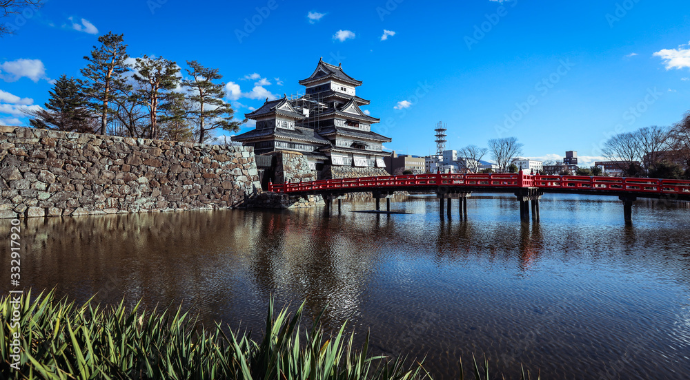 Fototapeta premium Nice view to the Red Bridge of the Matsumoto Castle, Japan