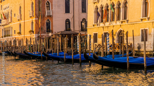 Quadro su tela gondolas on grand canal in venice