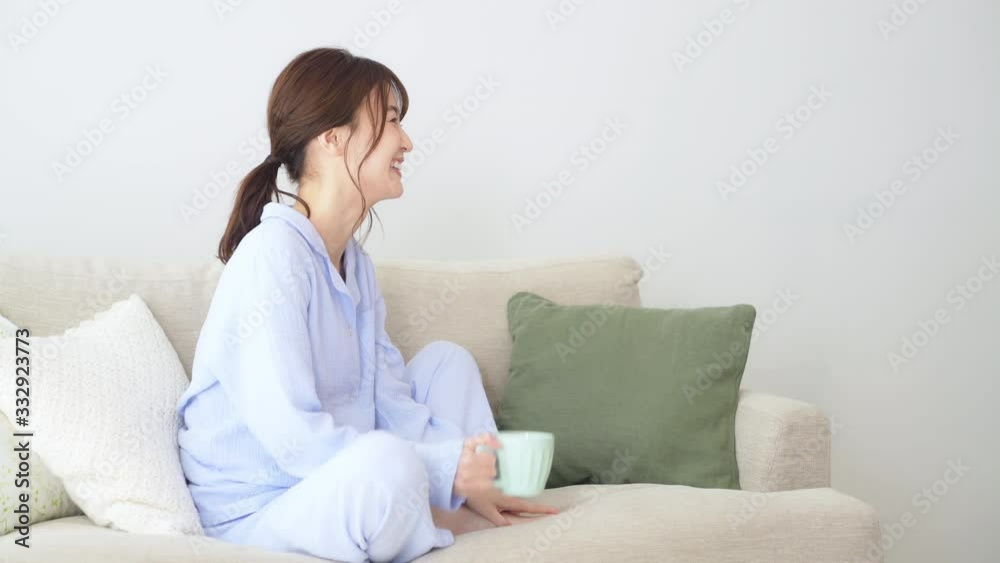 くつろぐ女性 くつろぐ女性