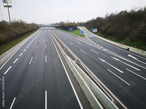 Obraz na płótnie wegen Corona - leere Autobahn - bei Graz w salonie