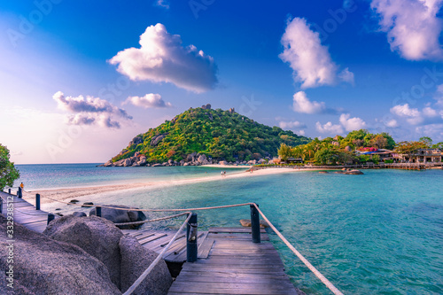 Quadro su tela Wooden bridge to the island of Koh Nang Yuan, Surat thani, Thailand