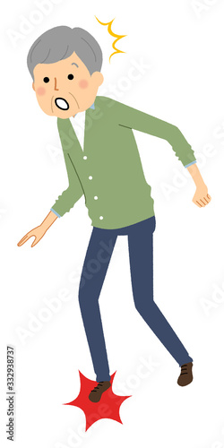 シニア男性　つまずく