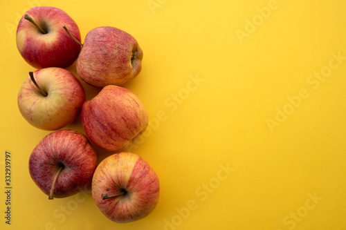 Czerwone jabłka na żółtym tle