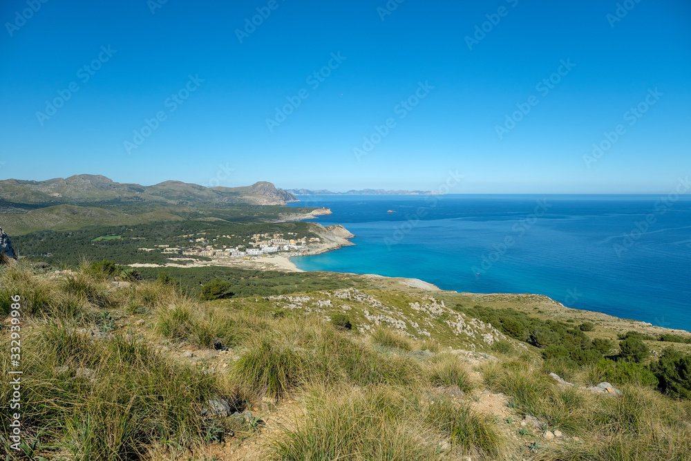 Panorama Aussicht von einem Berg auf die wunderschöne Küste der Cala Mesquida