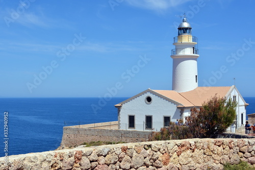 Weißer Leuchtturm auf Capdepera im Osten von Mallorca