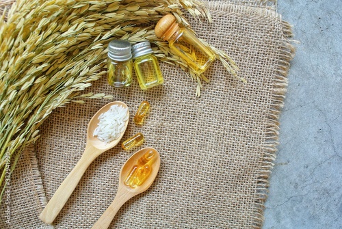 Foto Rice bran oil capsules containing gamma oryzanol, concentrated 6 times more antioxidant than vitamin E, adjust the skin to look younger