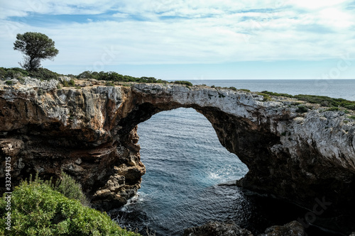 eine natürliche Felsbrücke am Meer von Mallorca