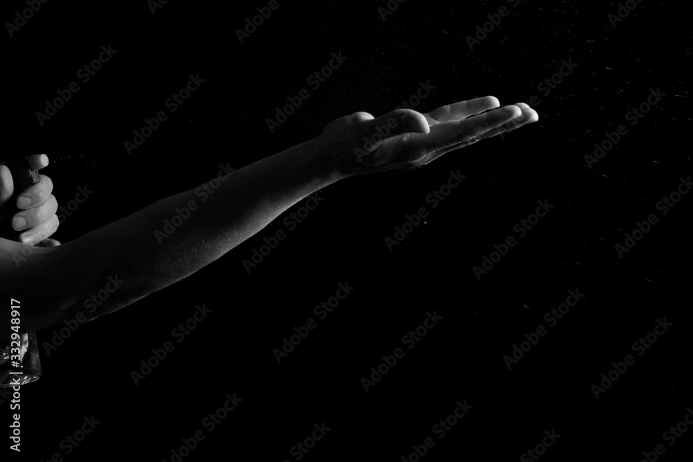 Obraz premium hand holding a bottle