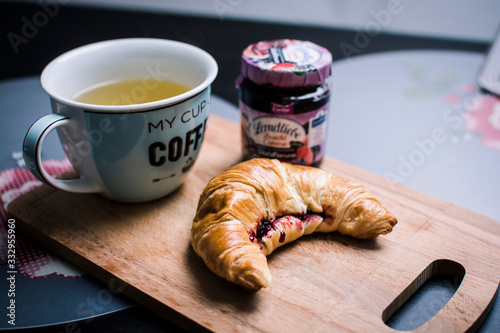 Croissant mit Tee