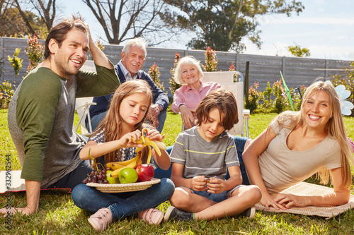 Familie mit Kindern und Gro  eltern macht Picknick