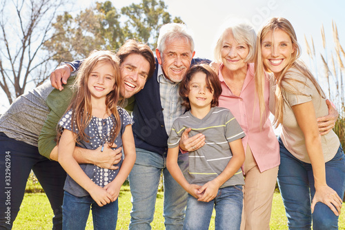 Glückliche Familie mit Kindern und Großeltern