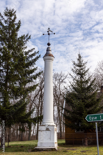  Kolumna, zwana słupem granicznym z 1774 roku, ufundowana przez starostę brańskiego Macieja Maurycego hr. Starzeńskiego. Strabla, Podlasie, Polska