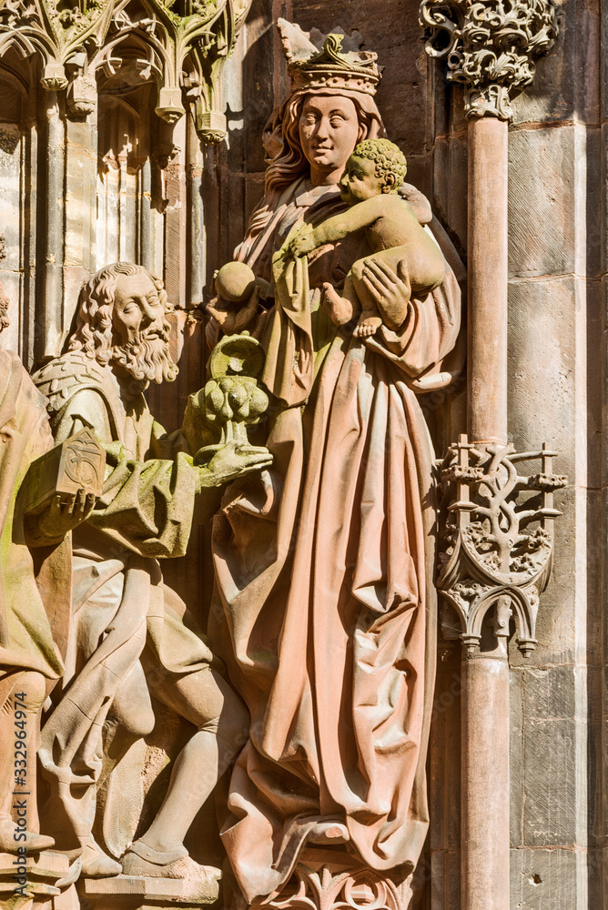le portail de Saint Laurent est orné d'un groupe de statues sur la cathédrale de Strasbourg, France