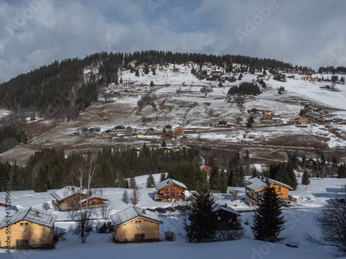 paysage à Notre-Dame de Bellecombe en hiver dans les Alpes © Francois