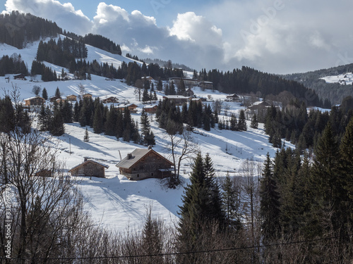 paysage à Notre-Dame de Bellecombe en hiver dans les Alpes
