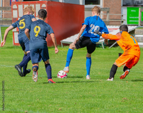 Junger Fußballspieler bei einem Fußballspiel in Aktion © ShDrohnenFly