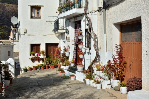 Calle típica de la Alpujarra en Granada, España