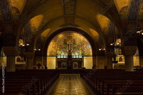 Krypta der Basilika Sainte-Th  r  se in Lisieux