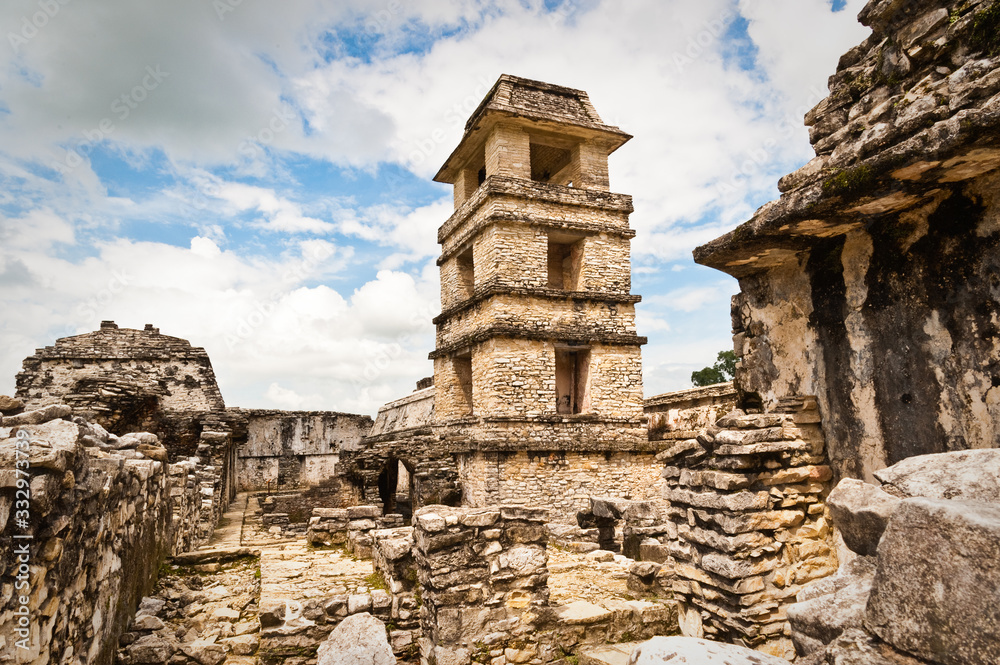 Fototapeta premium Mayan tower in ruins in Palenque, archaeological zone