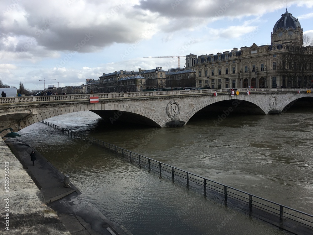 Fototapeta premium Набережные Сены в Париже весной