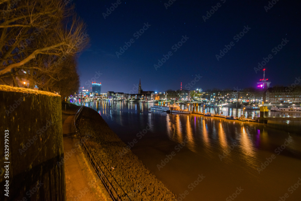 Bremen bei nacht Brücke über der Weser