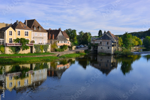 Argenton-sur-Creuse (36200) fait des ronds dans l'eau, département de l'Indre en région Centre-Val-de-Loire, France