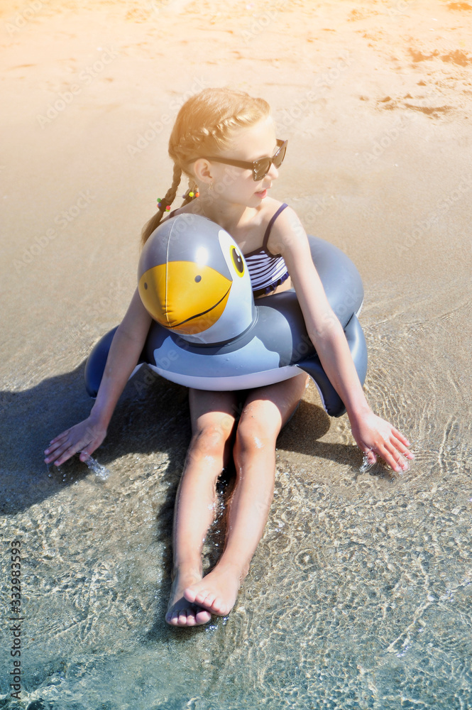 Obraz premium Happy little girl has a fun on the beach.