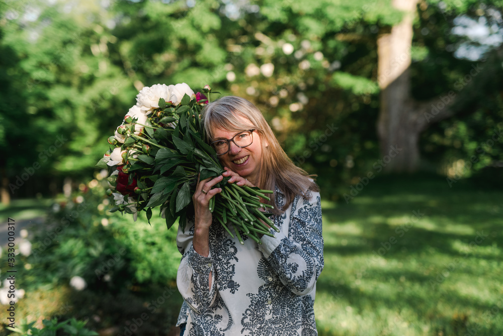 large bunch of white/light pink peonies
