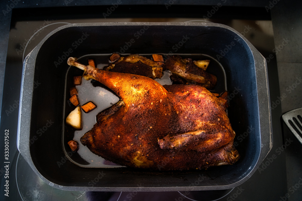 Pute Geflügel mit brauner, knuspriger Haut in einem Bräter beim Niedrigtemperatur garen Stock