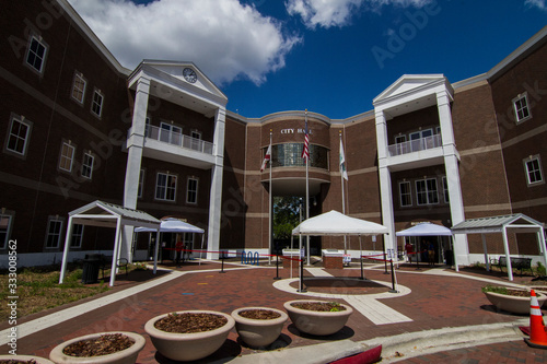 Fotografía St. Cloud city hall with covid 19 screening  tents
