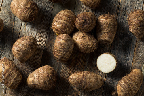 Fotografie Raw Organic Brown Taro Root