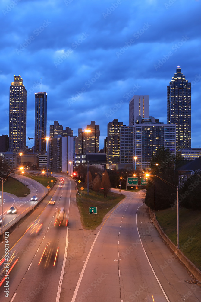 Obraz premium Vertical of Atlanta, Georgia skyline at sunset