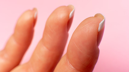 Leinwandbilder Nagelstudio Drei Finger auf rosa Hintergrund  © DVKi