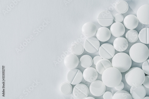 Fototapeta Naklejka Na Ścianę i Meble -  white pills and tablets capsule isolated on white background