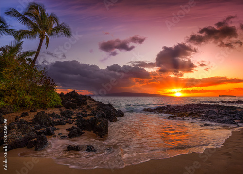 Fototapeta Naklejka Na Ścianę i Meble -  Beautiful Sunset on a Hawaiin beach