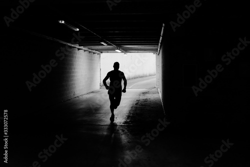 runner nel tunnel