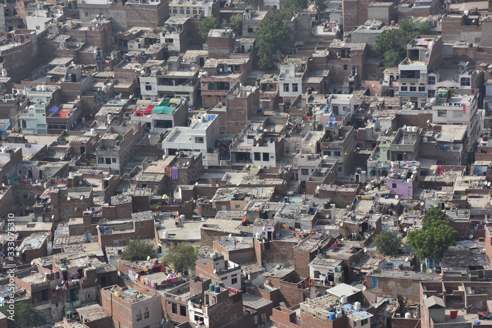 インドのラジャスタン州のジャイプル 山の上のナルガール要塞から見た街並み 密集するレンガ造りの古い建物と住居 StockFoto