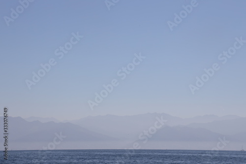 mar y montañas © lauren